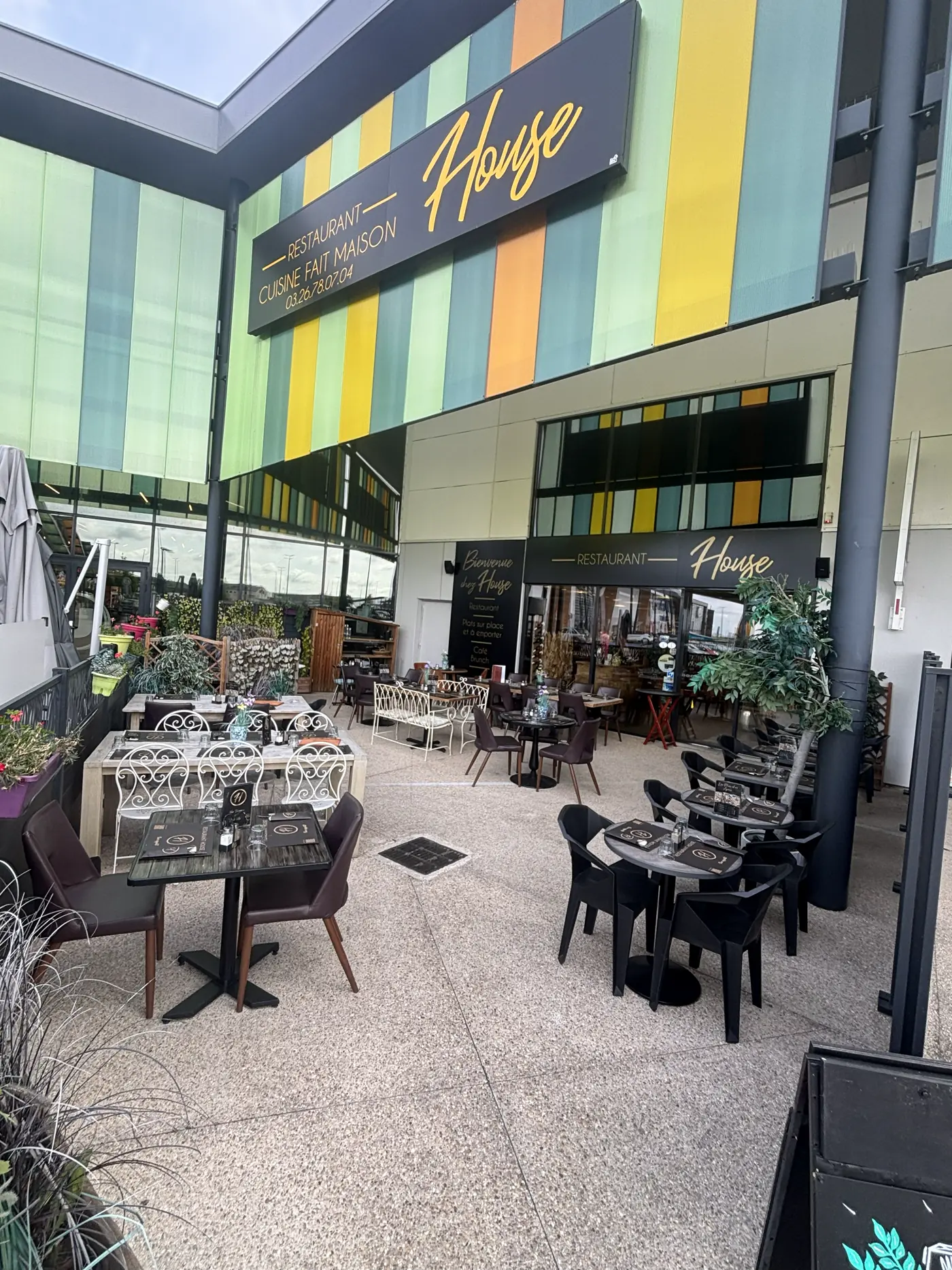 Façade Restaurant House